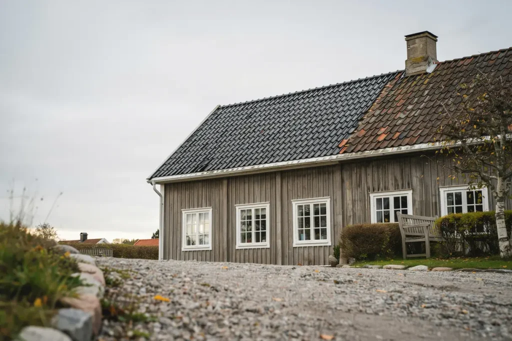 skiffertak p huset n r det l nar sig att l gga nytt renovera eller byta ut helt