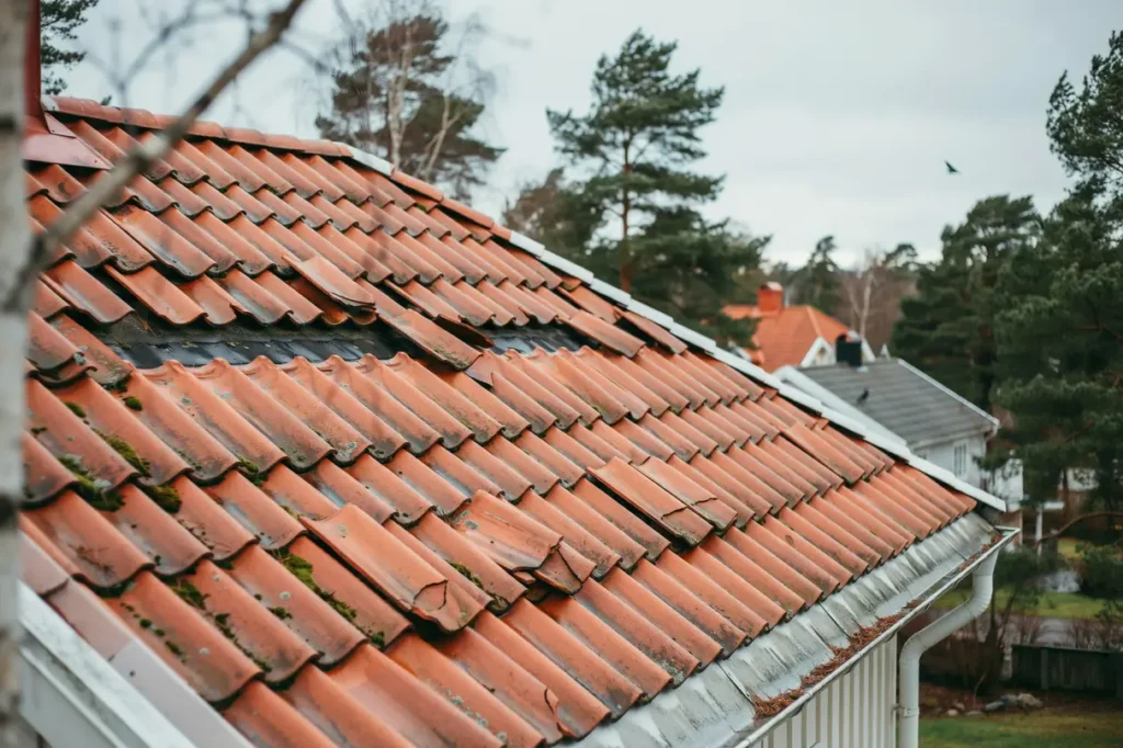 takpannor som glider eller spricker praktiska tg rder f r villa gare innan skadorna v xer