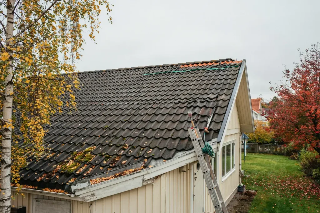 oktober p taket smarta underh lls tg rder innan l v frost och m rker st ller till problem